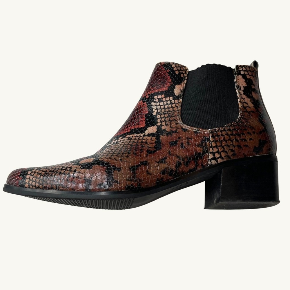 Blondo Waterproof Snakeskin Chelsea Boots Womens Pointed Toe Block Heel size 8.5